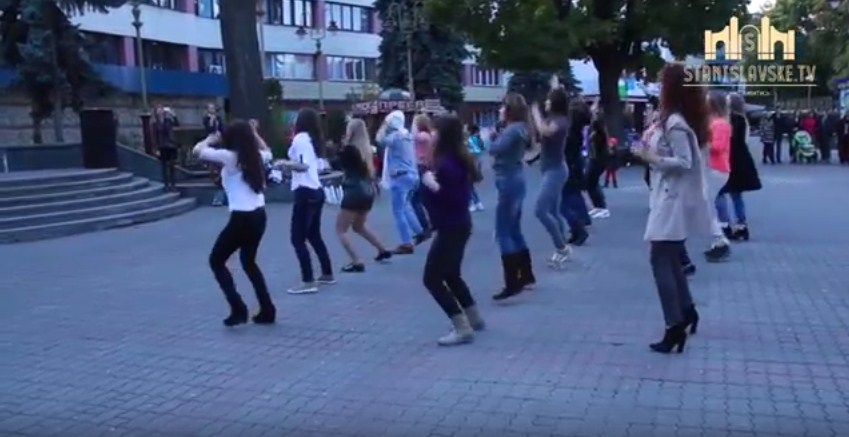 Во Франковске молодежь поднимали на голосование танцевальным флеш-мобом / ВИДЕО