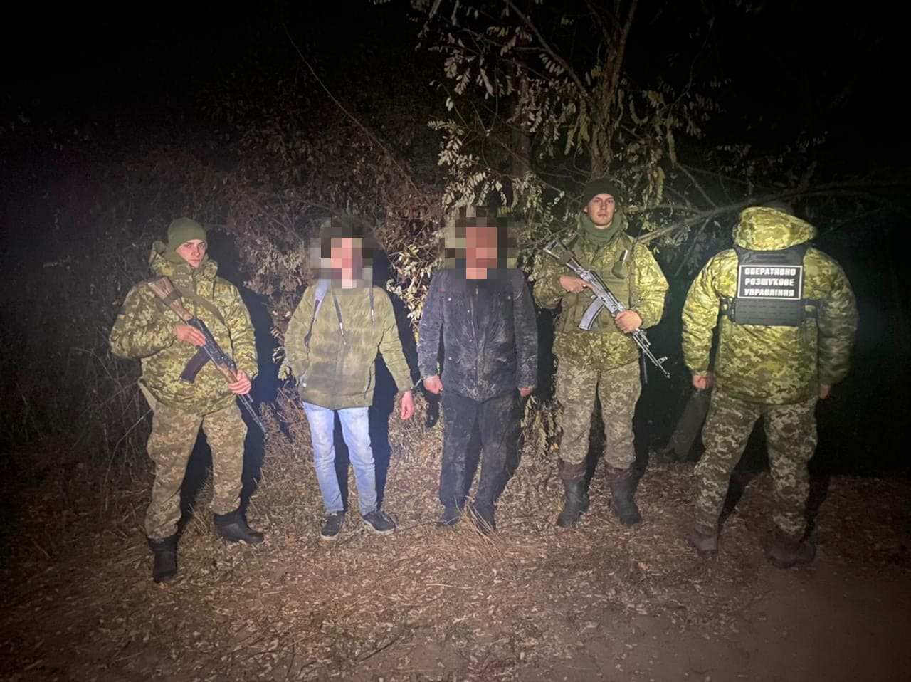 Двое нелегальных мигрантов были задержаны пограничниками филиала «Вылок» в ходе реализации информации, полученной от сотрудников главного оперативно-розыскного отдела Мукачевского отряда.