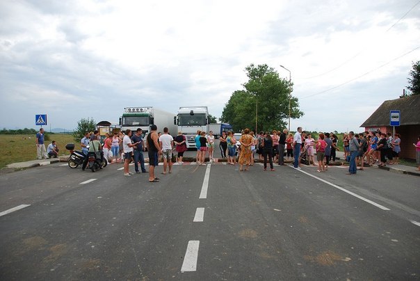 В Ракошино вблизи Мукачева, митингующие продолжают перекрывать трассу международного значения 