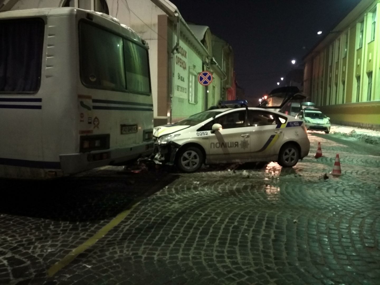 В Мукачево патрульные разбили в ДТП очередной "ПРИУС" - врезались в автобус / ФОТО