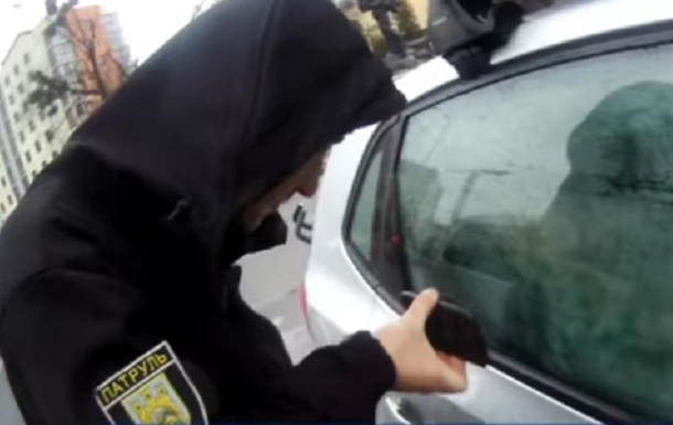Женщина рассказала патрулю, что машина закрылась, а ее 15-летний сын и ключи остались внутри.