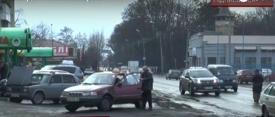 В Ужгороде произошел конфликт между таксистом и молодым человеком / ВИДЕО