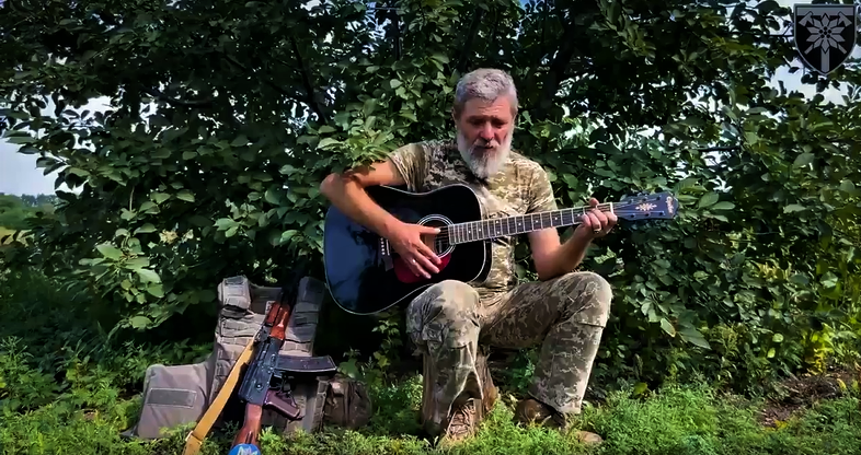В мережі розповсюджується відеоролик, як боєць 128-ї Закарпатської бригади виконав всім відому пісню 