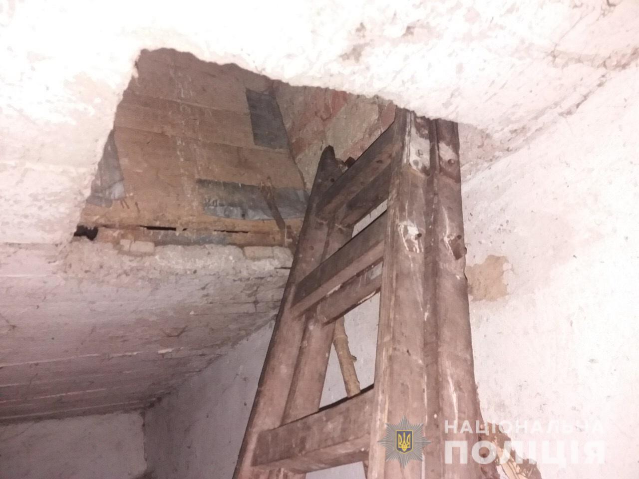 Вчора, 2 жовтня, співробітники Мукачівського відділення поліції провели огляд будинку у селі Великі Лучки за місцем проживання 17-річного раніше судимого хлопця.