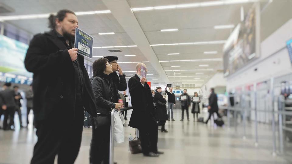 Чешские активисты в аэропорту Праги провели антипутинскую акцию. Они встречали рейсы с тематическими табличками, например, президенту России Владимиру Путину предлагали трансфер до Гааги.
