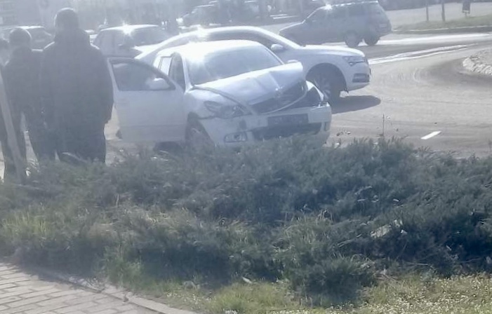Автопроисшествие с участием автомобиля Skoda случилась сегодня, 19 марта, около 10:00.