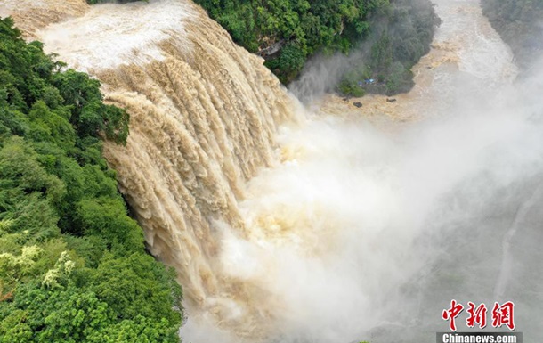 Водрспад збільшився внаслідок тривалих дощів у регіоні. Рідкісне видовище з водоспадом Хуангошу було знято на відео.