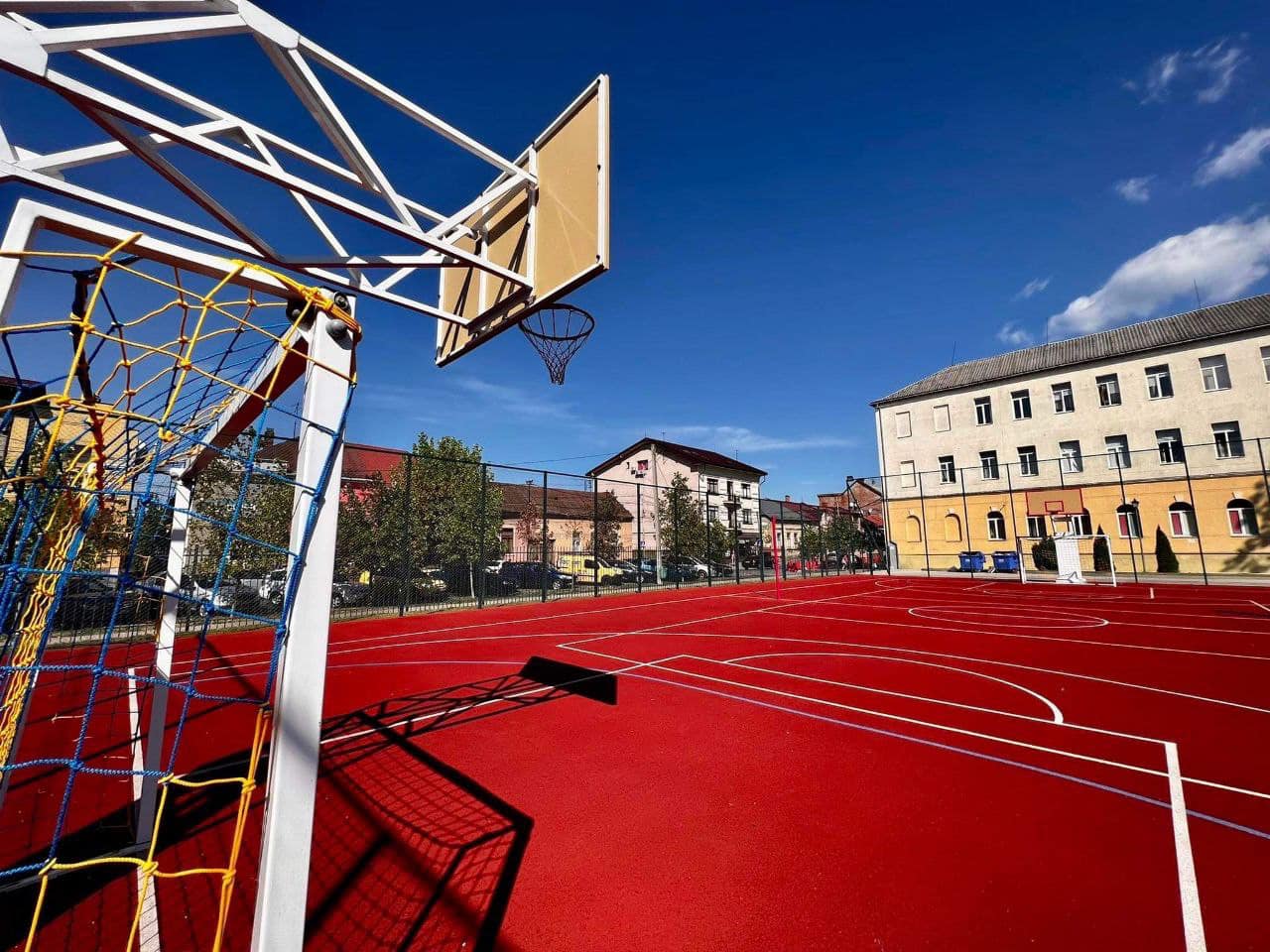 До нового навчального року учні першої школи міста отримали сучасний спортивний зал.