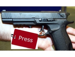 Підставою для видачі дозволу на таку зброю є посвідчення журналіста.