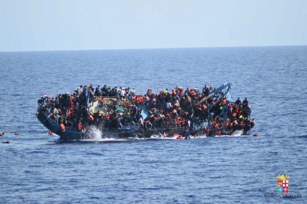 Рибальський човен із мігрантами перевернувся біля берегів Лівії у середу.