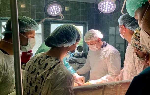 Складну операцію проводила бригада українських і польських лікарів у Львівській лікарні швидкої допомоги.