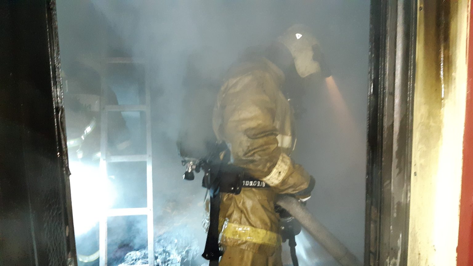 Два человека получили отравление угарным газом во время пожара в Тячевском районе.