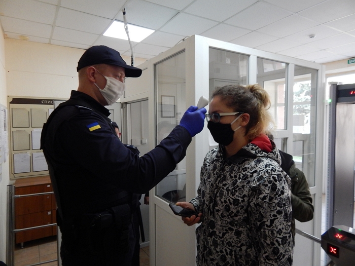 За десять дней Служба судебной охраны проверила состояние здоровья 1218 посетителей судов Закарпатья