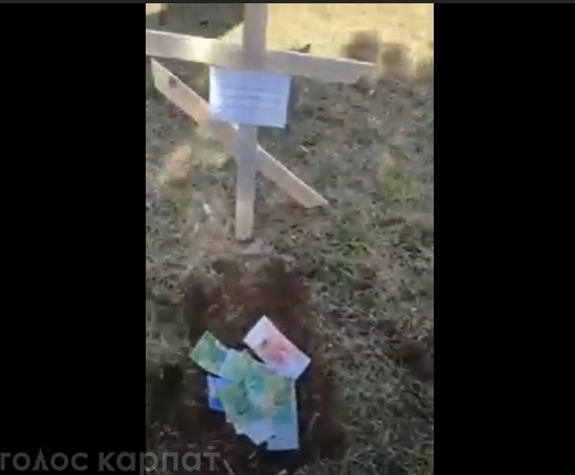 Местные жители устроили похороны рубля после его обвала.