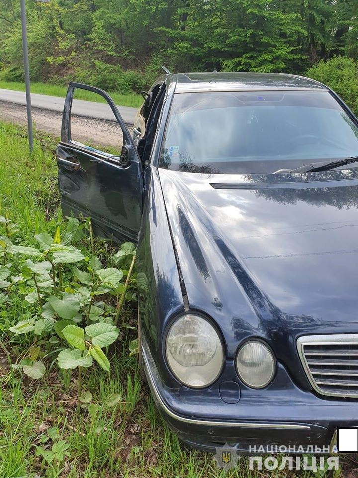 Неуважність та недотримання правил безпеки дорожнього руху водієм іномарки позбавили життя мешканця Іршавського району.