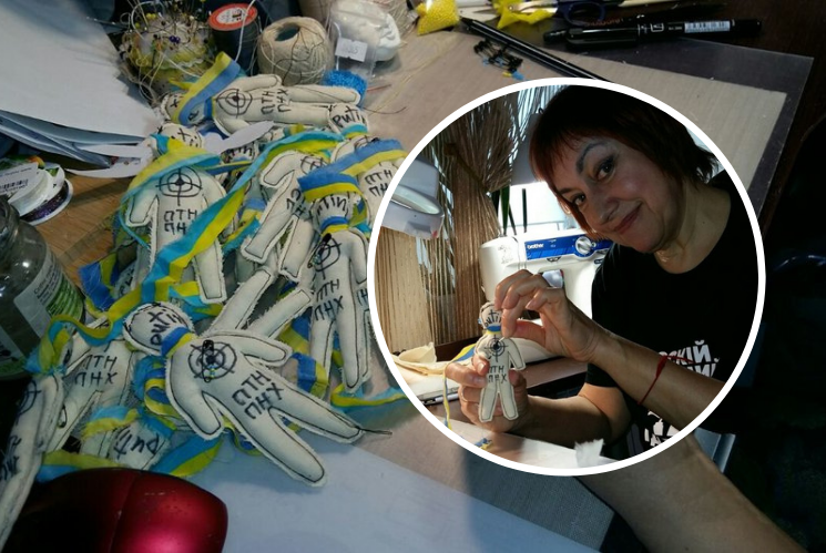 Марина Федчик шиє сувенірні ляльки, а отримані кошти за їх продаж віддає українській армії.