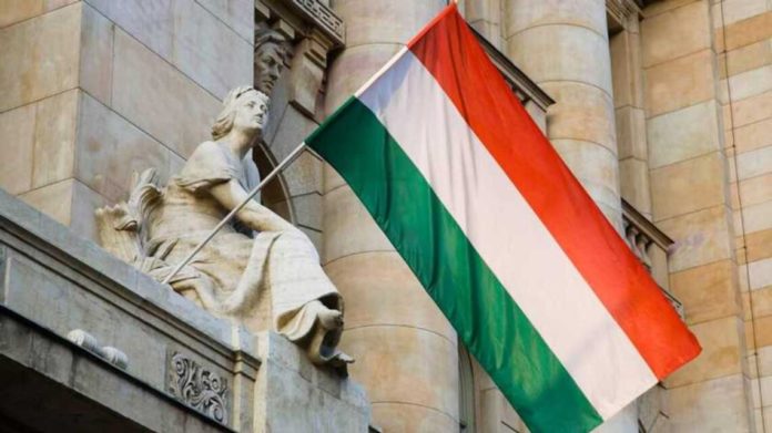 Відтепер для того, щоб отримати роботу в Угорщині, українцям не потрібен дозвіл на роботу.