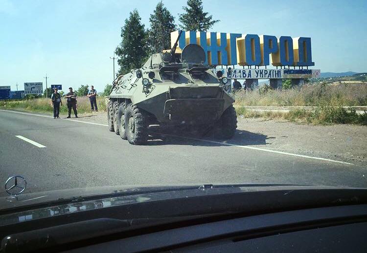 Только опубілковане фото на котором видно, что при въезде в Ужгород на трассе Киев - Чоп стоит БТР и группа спецназовцев.
