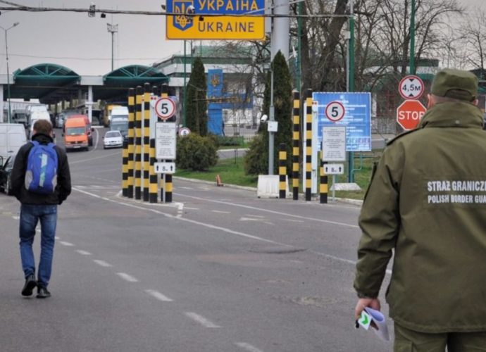Президент Владимир Зеленский заверил людей, что во время январской блокировки государственные границы для въезда и выезда будут открыты для украинцев, поэтому отменять каникулы не нужно.