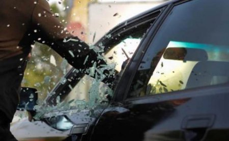 Сотрудники криминальной полиции Мукачева задержали подростка, который, разбив стекло в автомобиле, похитил барсетку. По данному факту начато расследование.