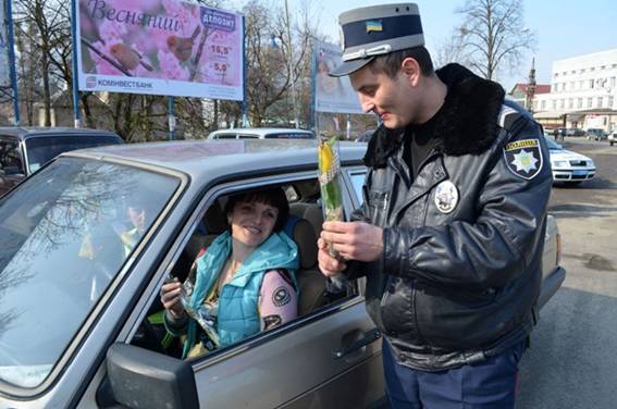 Сегодня утром в Сваляве инспекторы по обеспечению безопасности дорожного движения поздравляли с Праздником весны женщин за рулем. Каждой даме в автомобиле подарили цветок и теплые поздравительные слова.

