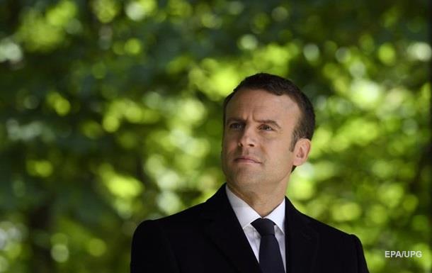 Однако на пост президента он сможет вступить не ранее окончания срока Франсуа Олланда - 14 мая.
