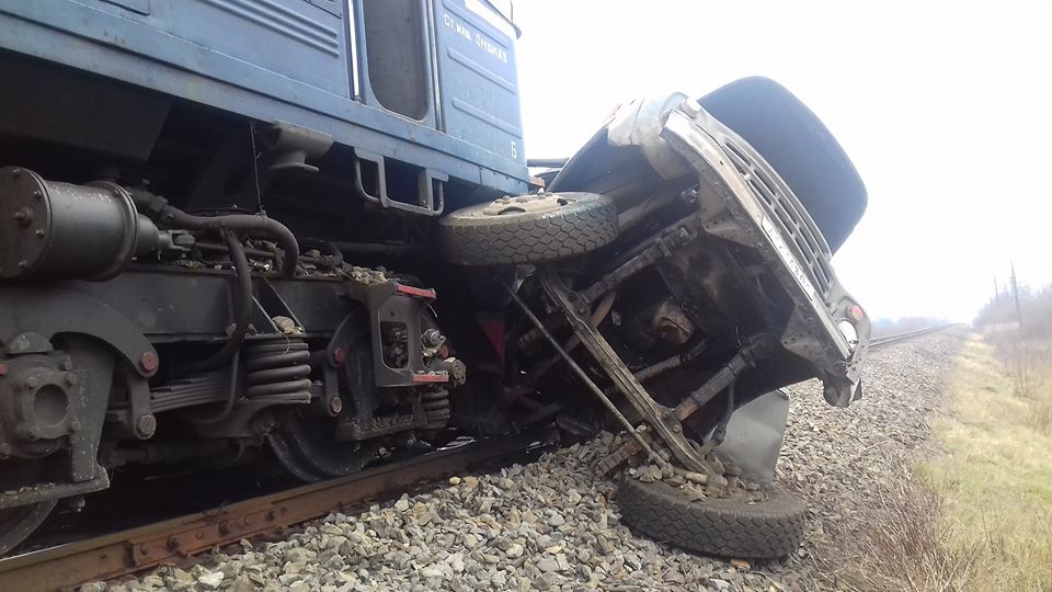 Сьогодні, 27 січня, близько полудня на залізничному переїзді 110 км перегону Буштина — Тячів Ужгородської дирекції залізничних перевезень водій вантажного автомобіля ЗІЛ спровокував аварію із пасажирс