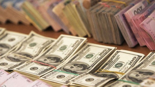 Курс долара на міжбанку в продажу зріс на 13 копійок - до 25,29 грн / долар, курс у покупці піднявся на 15 копійок - до 25,28 грн / долар.