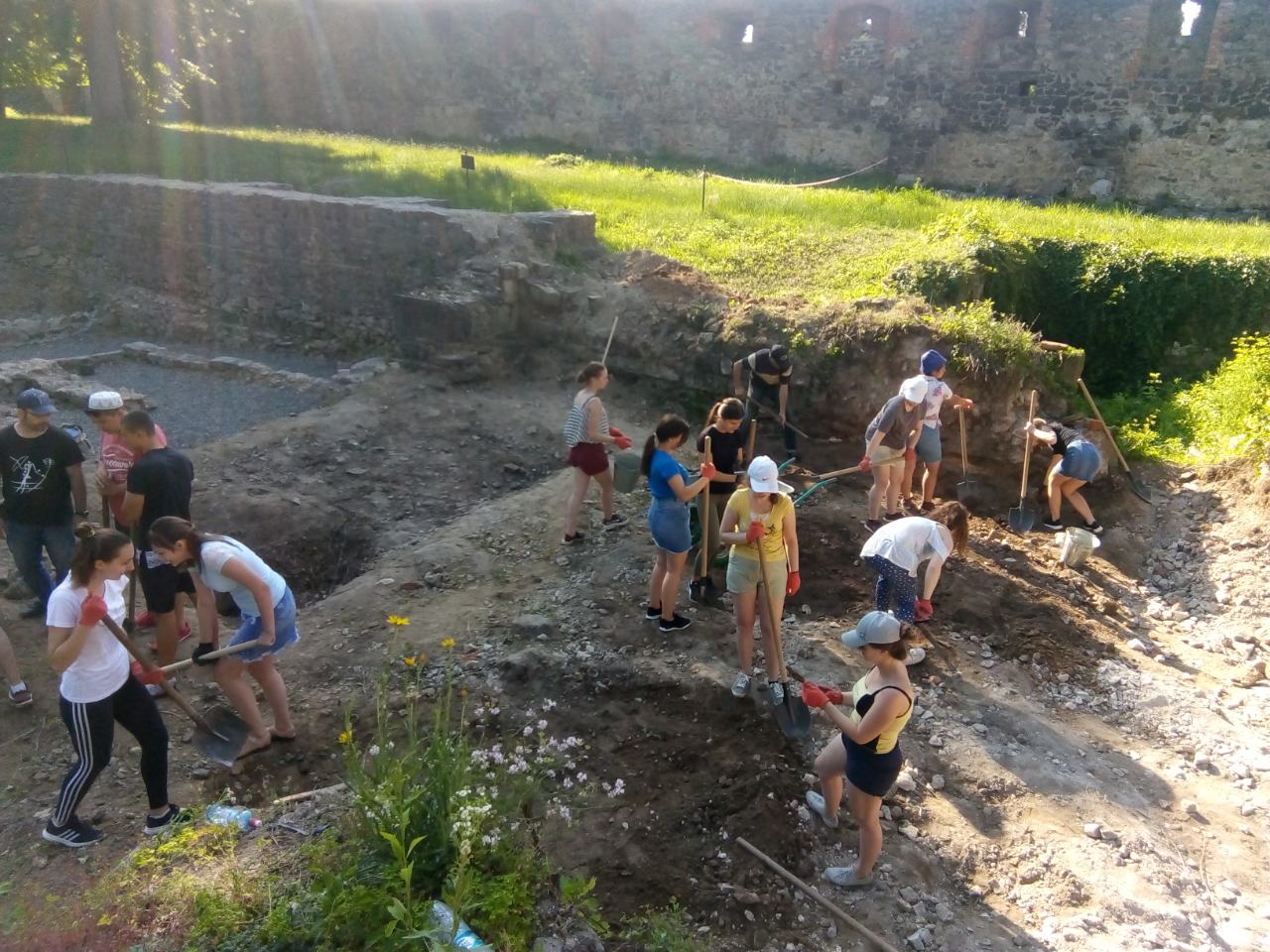 Щороку в червні проходить археологічна практика студентів факультету історії та міжнародних відносин Ужгородського національного університету. 