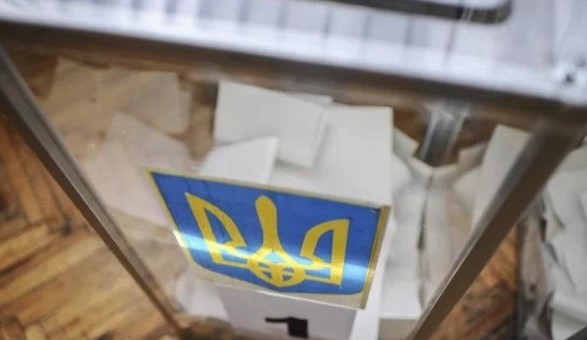 У Мукачеві на ДВК 210682 ТВО №69 журналіст прес-клубу Еліна Савицька стала свідком випадку, коли один з виборців мав намір проголосувати за закордонним паспортом. 