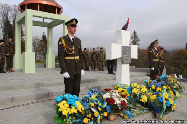 На межі Львівської та Закарпатської областей (Верецькому перевалі) 15 жовтня відкрили Меморіал Героям Карпатської України.