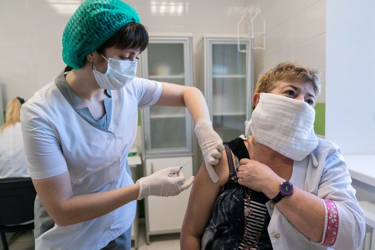За прошедшие сутки транскарпаты сделали рекордное количество прививок - 1337: коронавирусная вакцина - 267 человек, вакцина АСТРАЗЕНЕКА - 1070 человек.