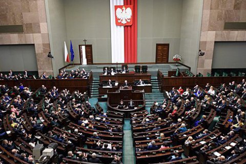 Нижня палата парламенту Польщі прийняла закон, яким передбачається заморожування з наступного року цін на електроенергію для споживачів на рівні 2018 року.

