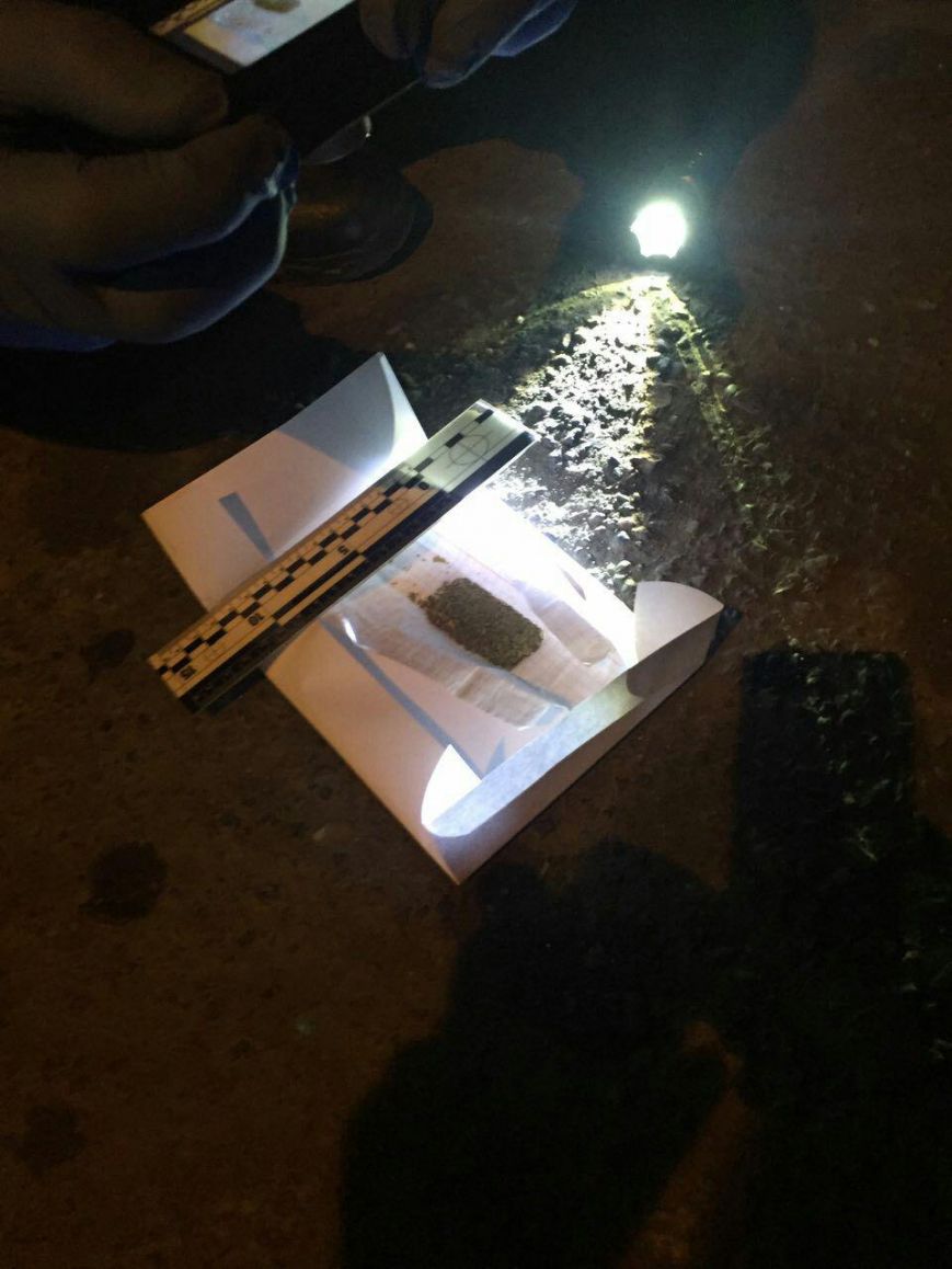Черговий випадок виявлення наркотичних речовин ужгородськими патрульними стався на вулиці Заньковецької.