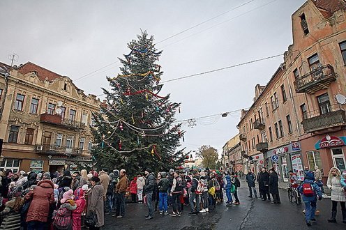 Різдвяний ярмарок, на якому представлять роботи митців Закарпаття, пройде у п’ятницю, 19 грудня, з 12 до 18 години, на площі Поштовій.