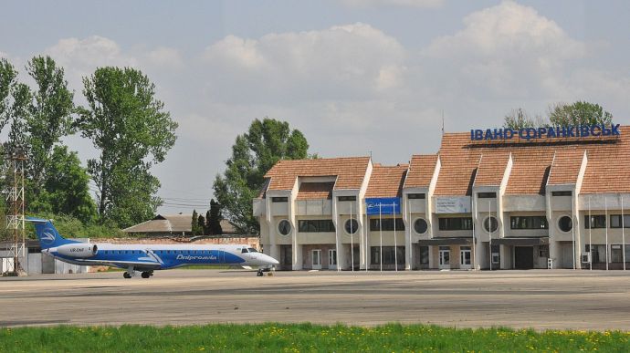 Ночью аэропорт в Ивано-Франковске был разрушен.