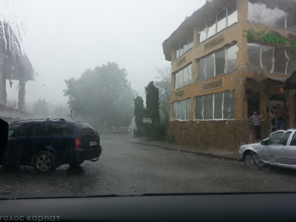 Щойно в центральній частині Ужгорода пройшла сильна злива з градом.