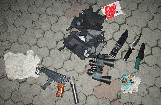 Правоохоронці виявили і затримали автомобіль, у якому перебували троє осіб Кивської та Чернігівської областей. В них вилучено пістолет типу «Скорпіон», пістолет Макарова, набої до зброї та два ножі.
