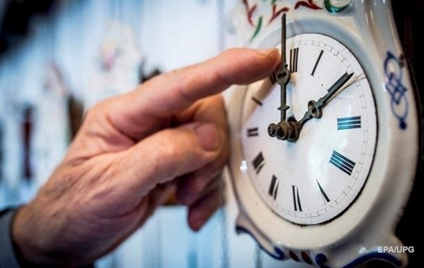 На всій території України має діяти київський час, підкреслили в уряді.