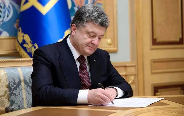 Президент України Петро Порошенко підписав зміни до закону «Про авторське право і суміжні права» щодо використання об'єктів авторського права в пародіях, попурі та карикатурах. 