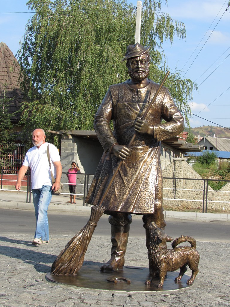 Нагородити відомого скульптора цим титулом вирішила ромська община Мукачева після встановлення у місті над Латорицею скульптури Цигана, що підмітає вулицю.

