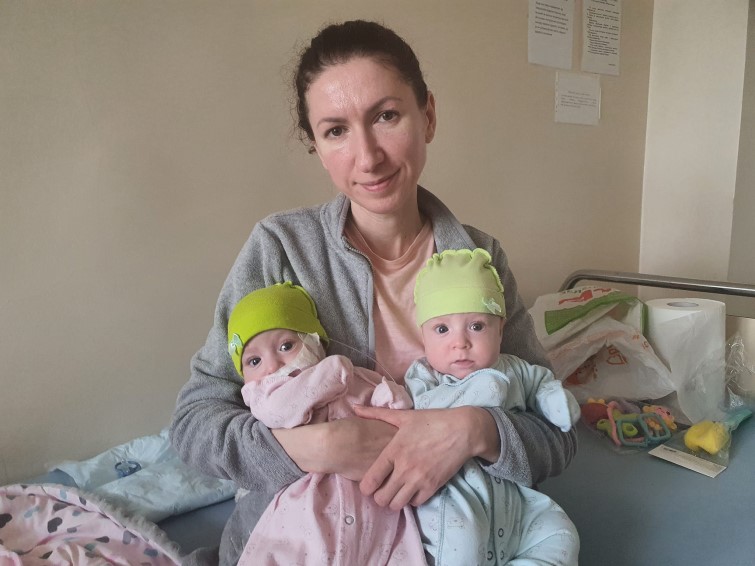 26 апреля из Охматдетской детской больницы во Львове были выписаны две близнецы, Дианка и София, у которых развилась двусторонняя пневмония из-за длительного пребывания в приюте.