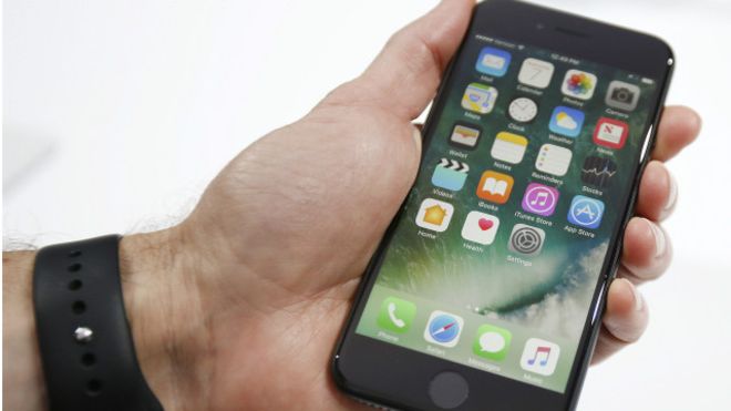 Нацкомісія, що здійснює держрегулювання у сфері зв'язку та інформатизації внесла смартфони iPhone 7 і iPhone 7+ до реєстру радіоелектронних засобів та випромінювальних пристроїв.