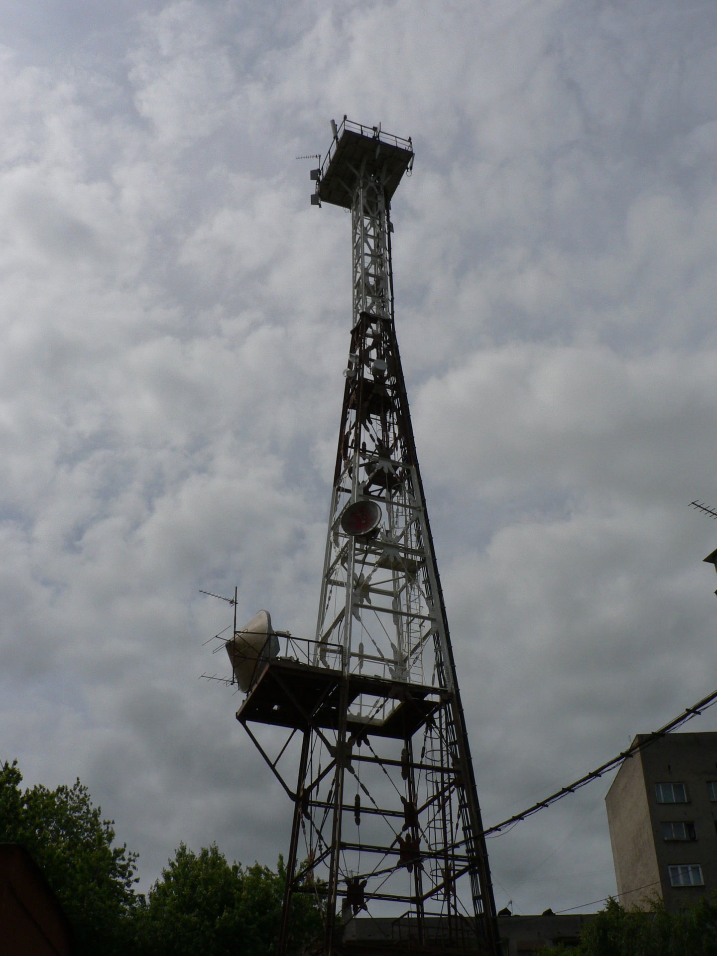 Признаком более или менее значимого советского города, среди прочего, было наличие видной башни ТЕЛЕВИДЕНИЯ. Построил это и в Ужгороде. 