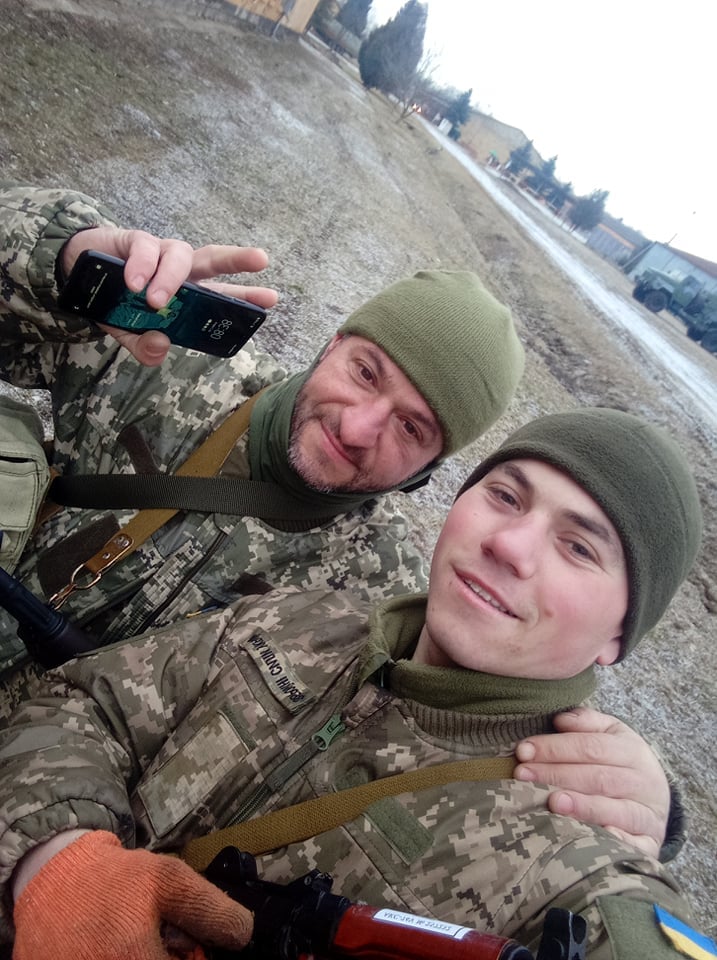 Батько Мирослав Химич та його 20-річний син з Березнянщини Химич Ростислав боронять разом українську землю від російського ворога.