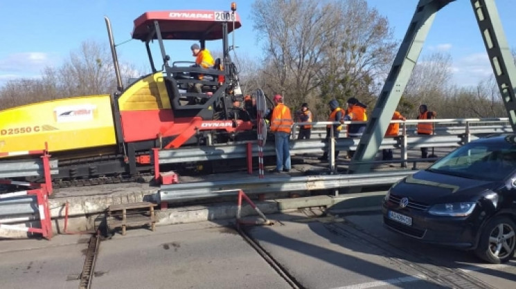 На кордоні з Угорщиною почали ремонтувати розбиту дорогу
