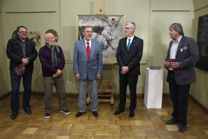 Вчора в лицарській залі замку «Паланок» відкрито виставку творчих робіт львівських митців.
