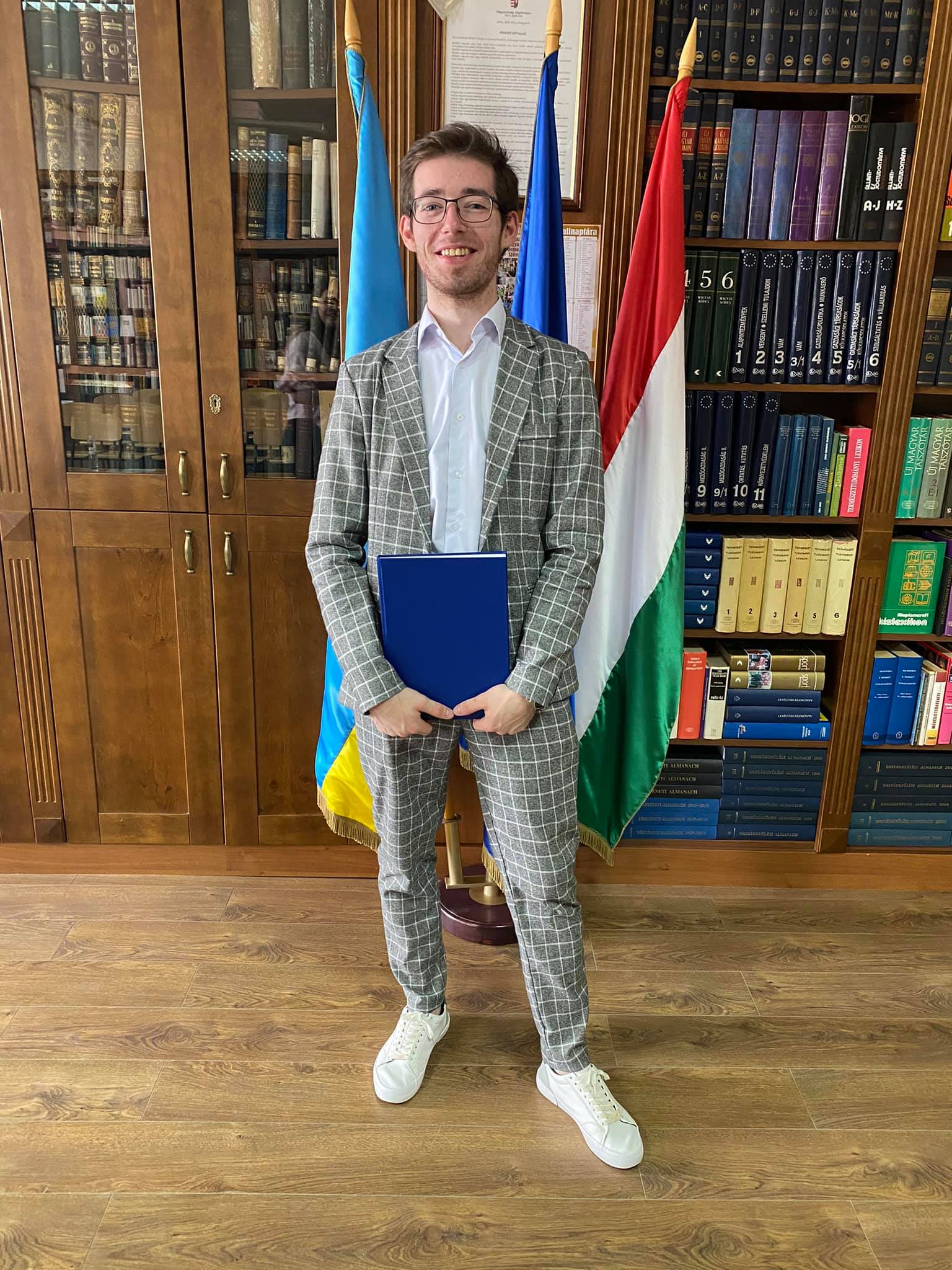 Он стал магистром первого курса специальности «История» Украинско-Венгерского учебно-научного института имени Виктора Макушина.