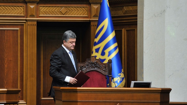 Президент Украины Петр Порошенко пообещал определиться относительно изменений к Конституции в части децентрализации до утра вторника, 30 июня.