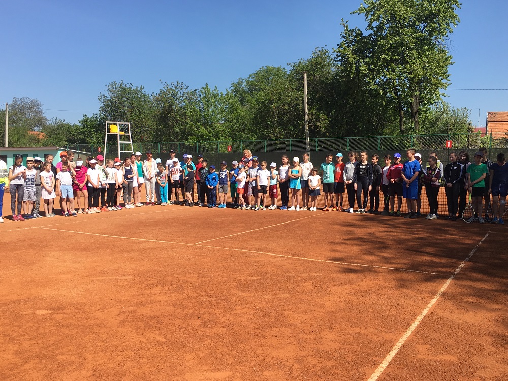 Турніри з тенісу зібрали в Тячеві майже 150 учасників з усієї України